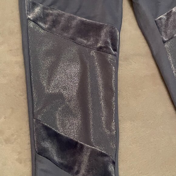 Justice (Mall Days) blue, size 8 leggings and size 28 sports bra. - Picture 6 of 11